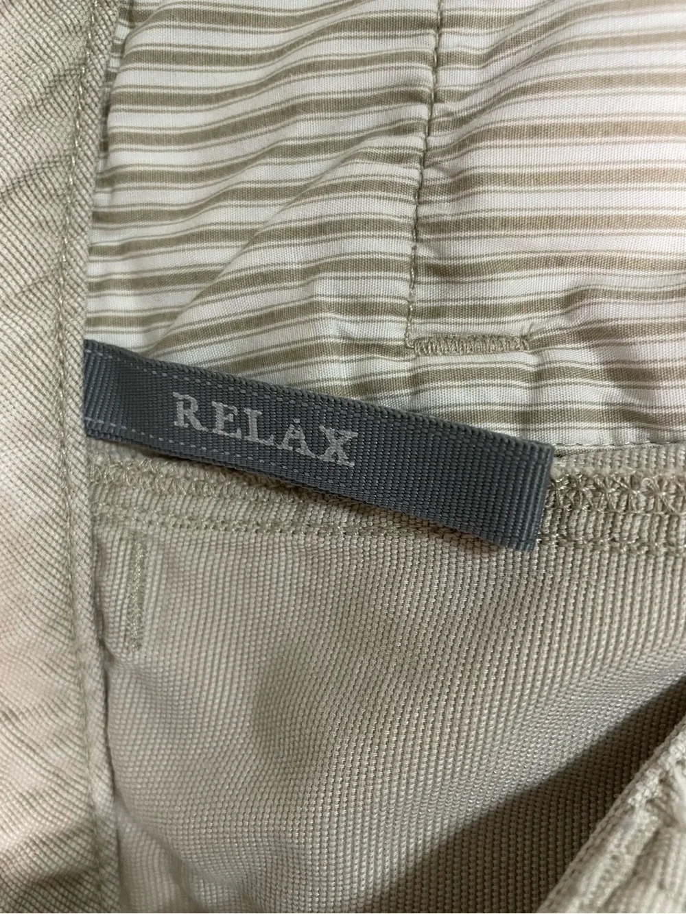 Tommy Bahama Men's Relax Cargo Shorts in Light Beige Khaki Tencel